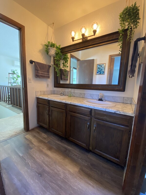 Combined shower/bathtub, hair dryer, towels, soap