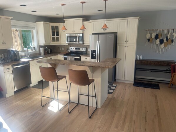 Fridge, microwave, oven, stovetop - 4 Bedroom's with private backyard oasis and heated pool (Lake Country)