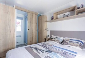 2 bedrooms, travel cot, WiFi, bed sheets