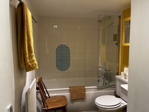 Duschwanne, Handtücher, Seife, Toilettenpapier
