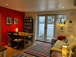 Interior - Camden Garden Flat | Quiet | With Books & Full of Art & Colour | & Pet Friendly! (London)