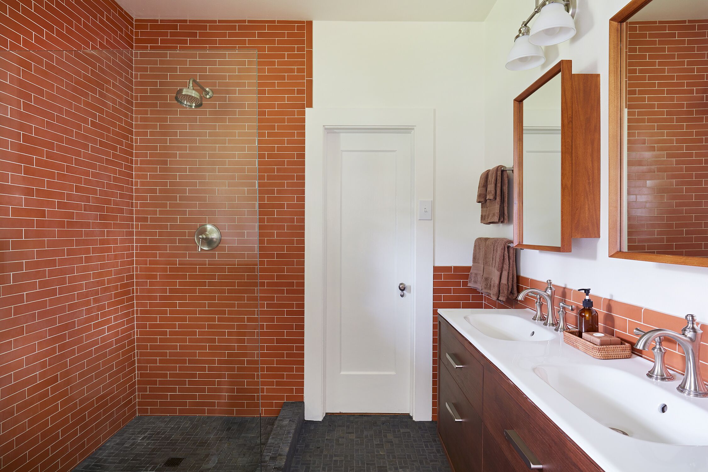 Historical lodge at Pu'u O Hoku Ranch! Outdoor pool and farm-to-table meals!