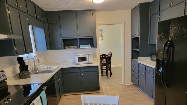 Coffee/tea maker, fridge, microwave, oven - Plenty of Space 35 Minutes From Atlanta Sleeps 20+ (Stone Mountain)