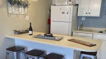 Microwave, oven, dishwasher, coffee/tea maker