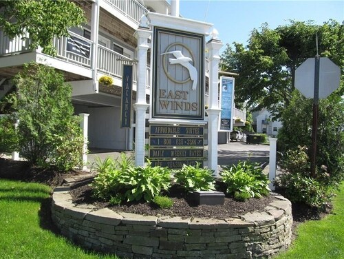 Renovated 1 bedroom condo ,steps to beach