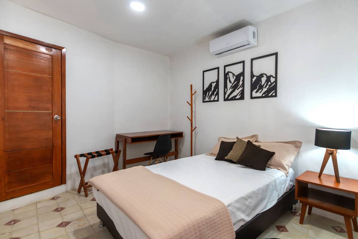 Hypo-allergenic bedding available, WiFi (free), bed sheets