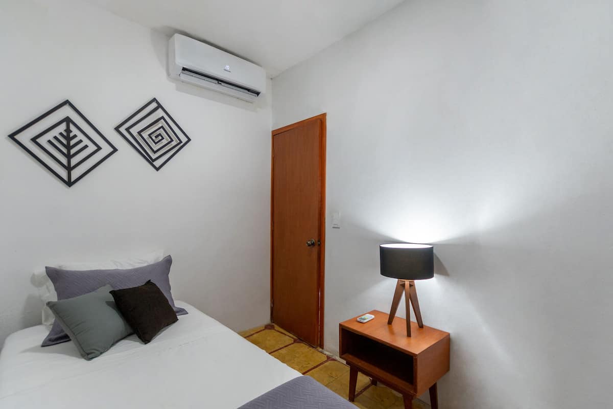 Executive Single Room, 1 Large Twin Bed, Non Smoking | Hypo-allergenic bedding available, WiFi (free), bed sheets