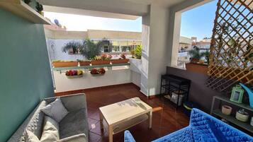 Smart TV, fireplace, stereo