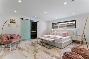 5 chambres, coffres-forts dans les chambres, bureau