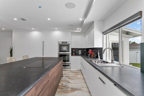 Villa Bianco ☀️Spacious Luxury 5 bed 3.5 bath ☀️New Pool & BBQ ☀️Aventura Mall 