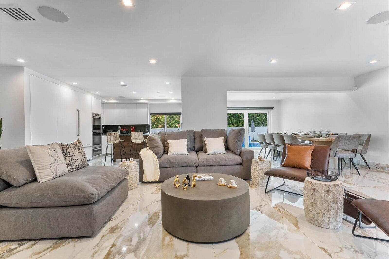 Smart TV, fireplace, offices