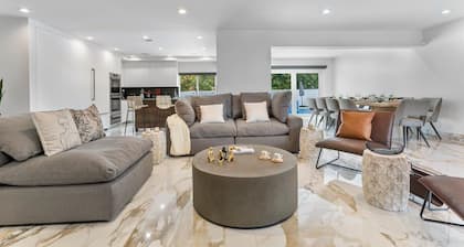 Villa Bianco ☀️Spacious Luxury 5 bed 3.5 bath ☀️New Pool & BBQ ☀️Aventura Mall