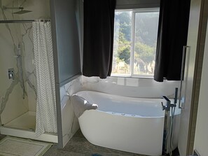 Bañera, bañera de hidromasaje, toallas, papel higiénico