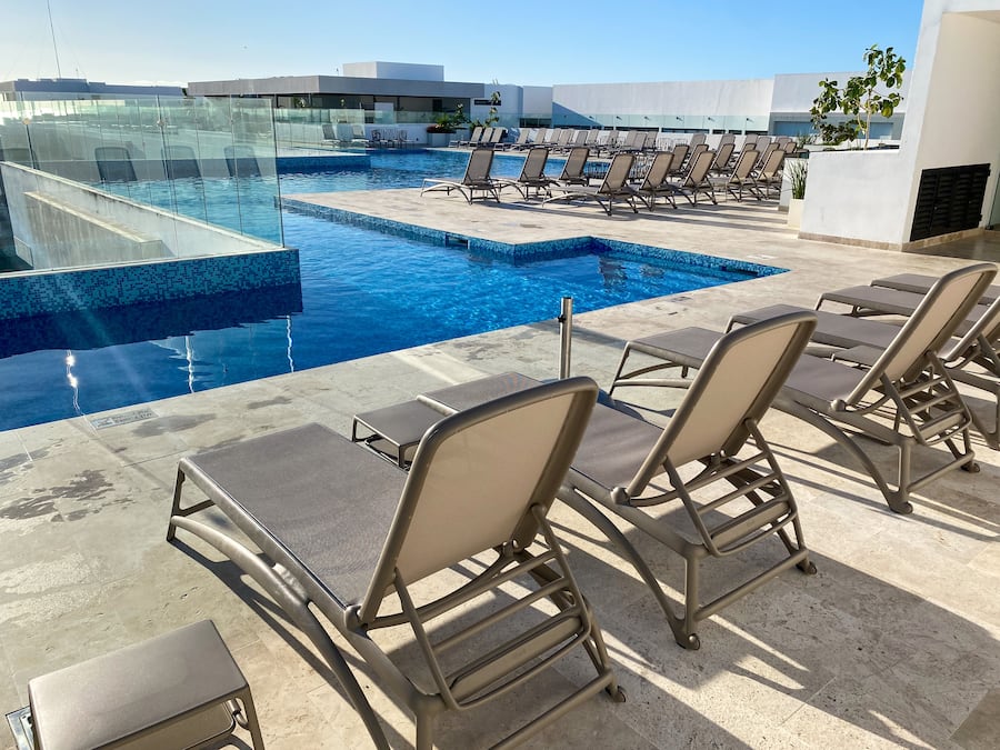 4 outdoor pools