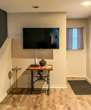 Apartamento | Área de estar | Smart TV 40 polegadas com canais via satélite, TV, Netflix