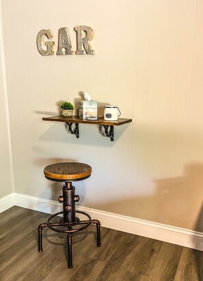 Gar Getaway Room 8 | In-room dining - Reel Inn and Lodge (Quitman)