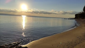 Aan het strand, ligstoelen aan het strand, strandlakens