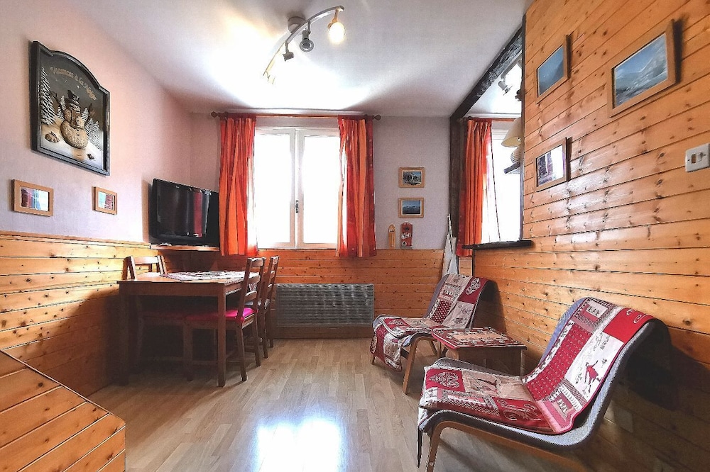 T2 apartment, MOUNTAIN VIEW, center, ski, cures, near cable cars and thermal baths