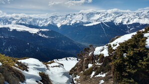 A mountainous landscape with snow-covered peaks and dense forests. - Apartment T2, MOUNTAIN VIEW, center, ski, cures, close to cable cars and thermal baths (Bagnères-de-Luchon)