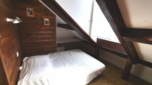 A small, slanted-roofed room with wooden walls and a single bed. - Apartment T2, MOUNTAIN VIEW, center, ski, cures, close to cable cars and thermal baths (Bagnères-de-Luchon)