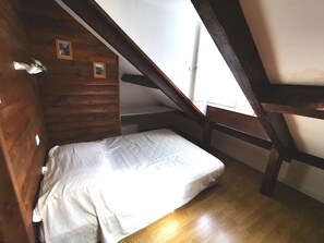 1 habitación, tabla de planchar con plancha y wifi