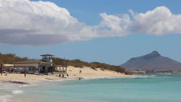 Ubicación cercana a la playa y toallas de playa