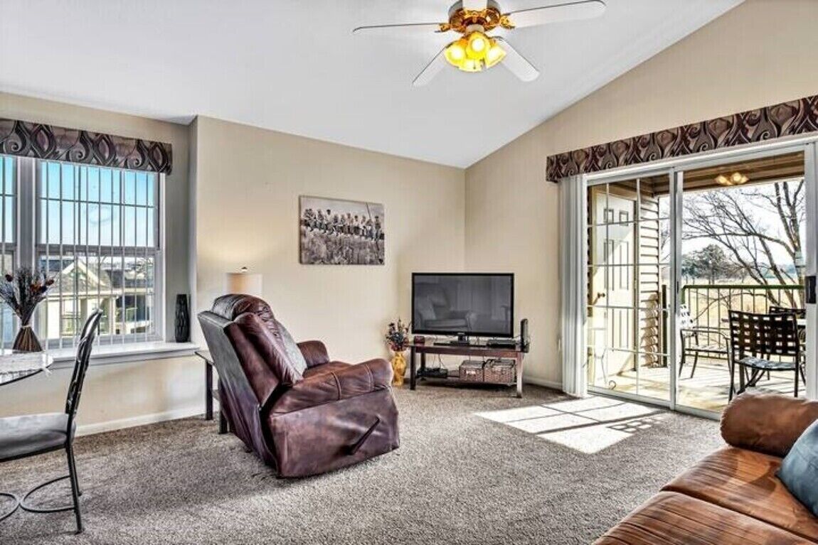 Lux 2BR Condo w/Jacuzzi, fast Wifi, Clubhouse, Gym