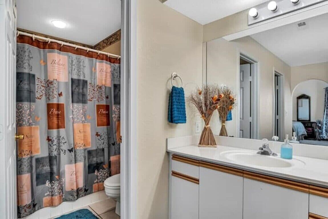 Lux 2BR Condo w/Jacuzzi, fast Wifi, Clubhouse, Gym