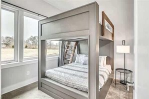 4 bedrooms, iron/ironing board, travel cot, WiFi - Nashville Rooftop Retreat • Sleeps 12 (Nashville)