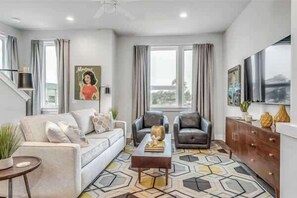 TV - Nashville Rooftop Retreat • Sleeps 12 (Nashville)