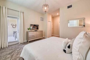 2 bedrooms, desk, iron/ironing board, free WiFi - Charming home with Mickey themed decorated bedroom near Disney (Davenport)