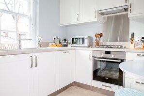 Fridge, microwave, oven, stovetop - Super Stylish Living in the Best Location in the Heart of Kensington (London)