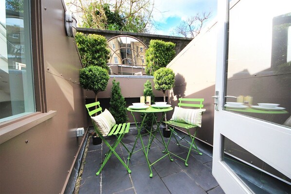 Outdoor dining - Mindblowingly Stylish Kensington Mews House w/Terrace in Heart of it All! (London)