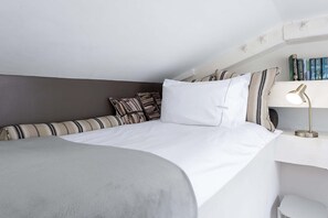 3 bedrooms, desk, iron/ironing board, travel crib - Mindblowingly Stylish Kensington Mews House w/Terrace in Heart of it All! (London)