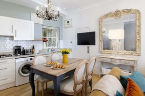 Dining - Mindblowingly Stylish Kensington Mews House w/Terrace in Heart of it All! (London)