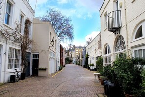 Exterior - Mindblowingly Stylish Kensington Mews House w/Terrace in Heart of it All! (London)