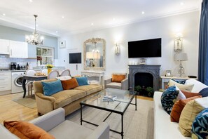 TV, fireplace - Mindblowingly Stylish Kensington Mews House w/Terrace in Heart of it All! (London)