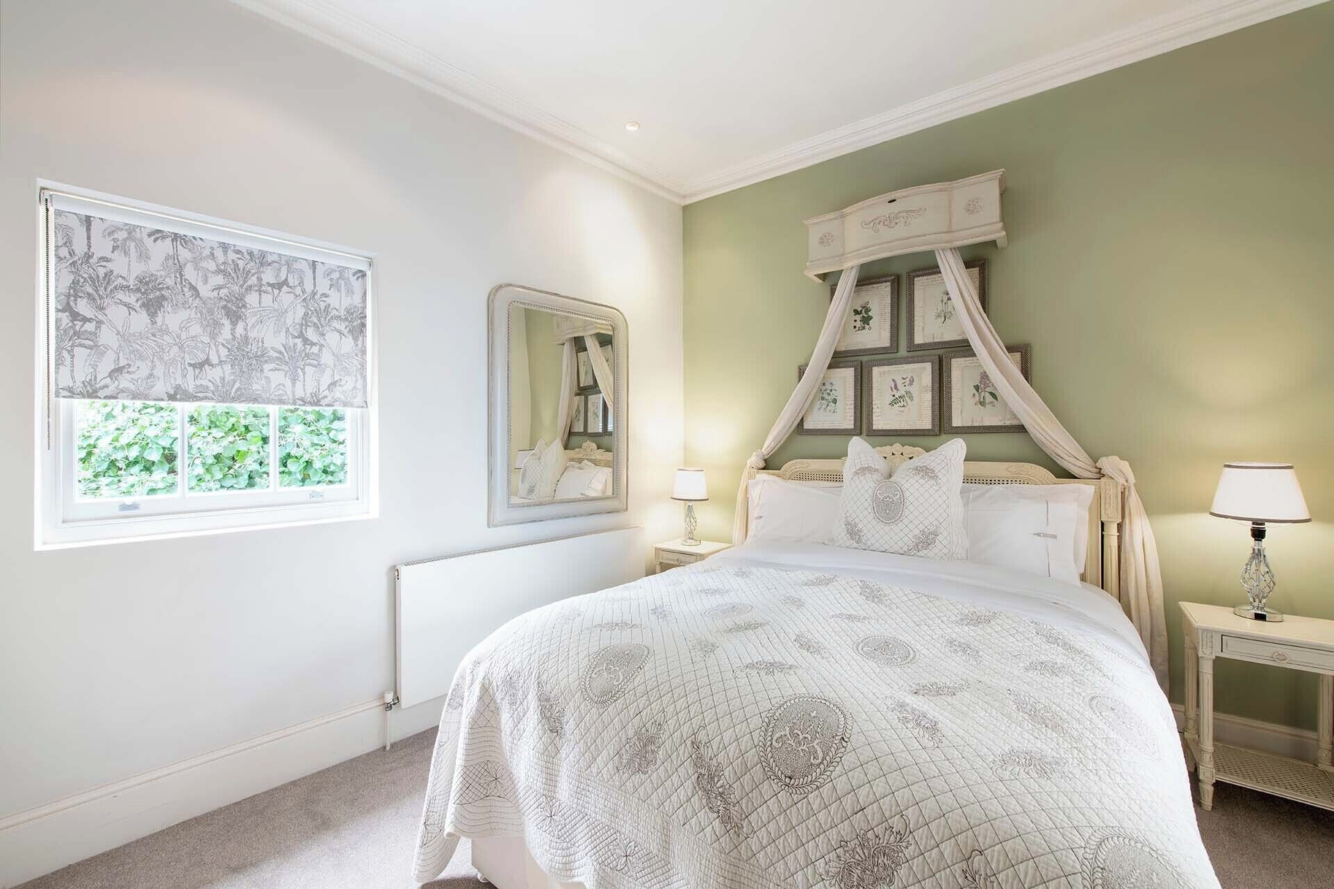 3 soverom, skrivebord, strykejern/-brett og reiseseng for barn