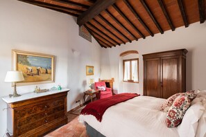 1 chambre, fer et planche à repasser, lit de bébé portatif