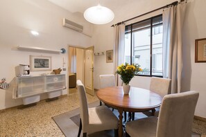 Dining - Perfect Florence Location-Upscale Historic-AC-2 Bathrooms-Lift-Washer (Florence)