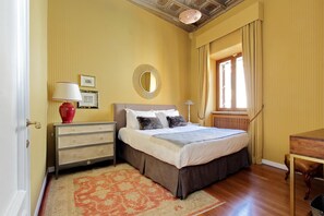 2 habitaciones, tabla de planchar con plancha y cuna de viaje 