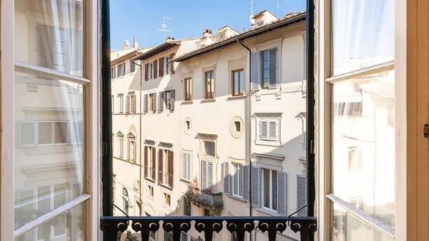 A balcony with a view of adjacent buildings and a clear sky. - Perfect Heart of Florence-Super Upscale Location-Roomy-Washer-Elevator (Florence)