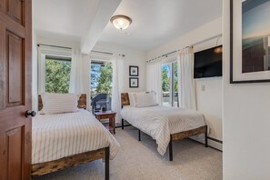 2 Schlafzimmer, Schreibtisch, Bügeleisen/Bügelbrett, Reisekinderbett