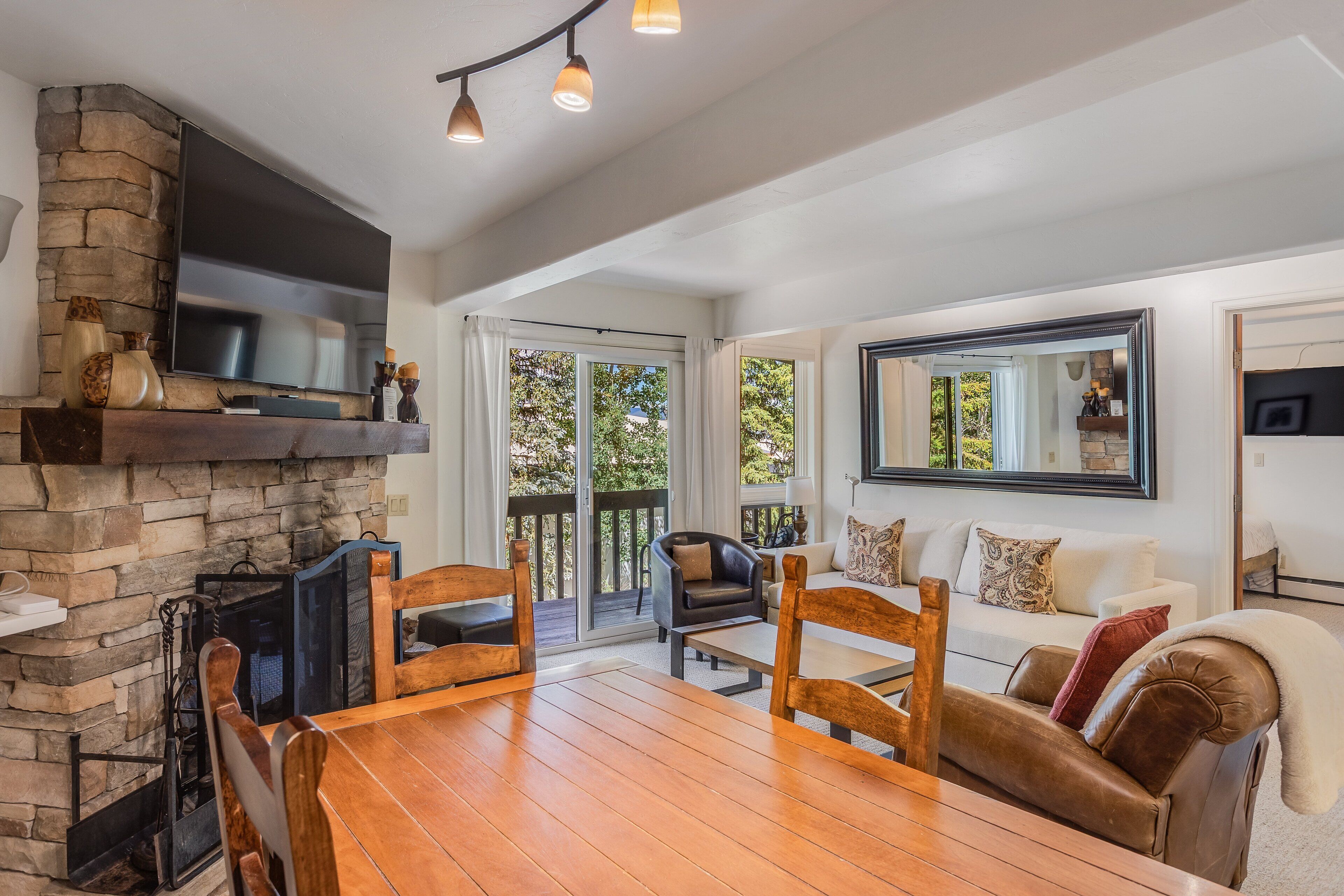 Téléviseur connecté, foyer, lecteur de DVD