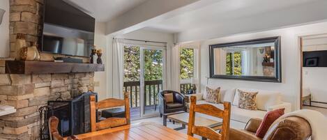 TV connectée, cheminée, lecteur de DVD