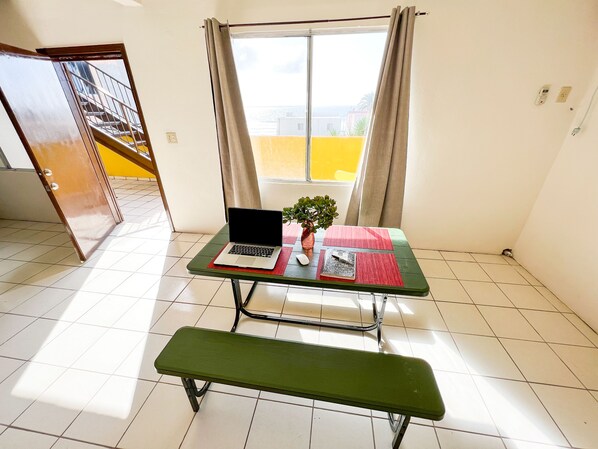 Living area - ITH Lazy Lobster Surf Hostel (Playas de Rosarito)