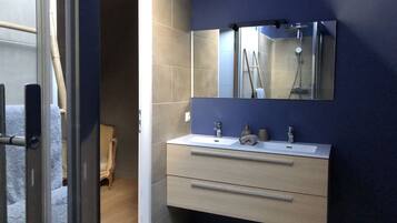Douche, sèche-cheveux, serviettes fournies, savon