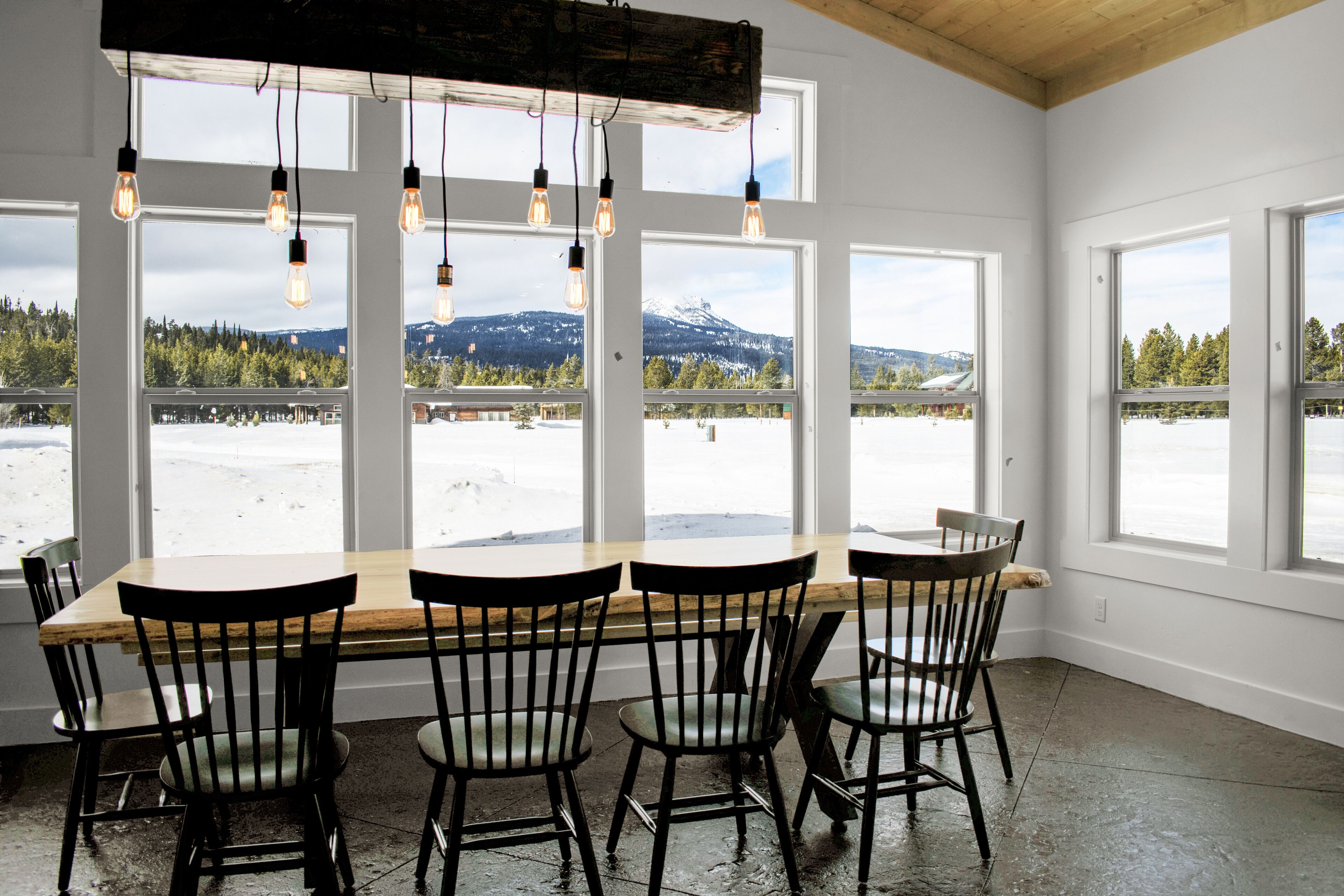 Yellowstone- Modern, Mountain View Escape w/ hot tub in Island Park, Sleeps 14