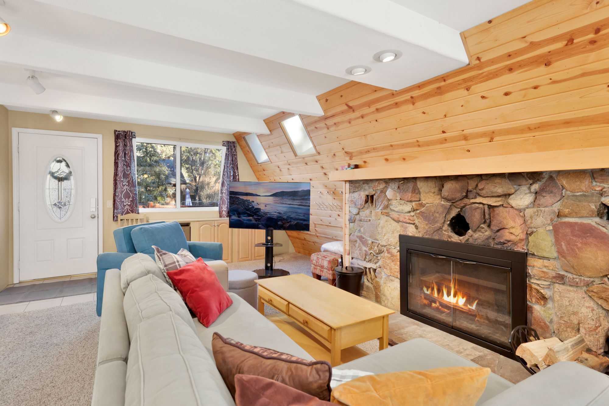 The Pyramid- Relaxing Chalet- Hot Tub-BBQ