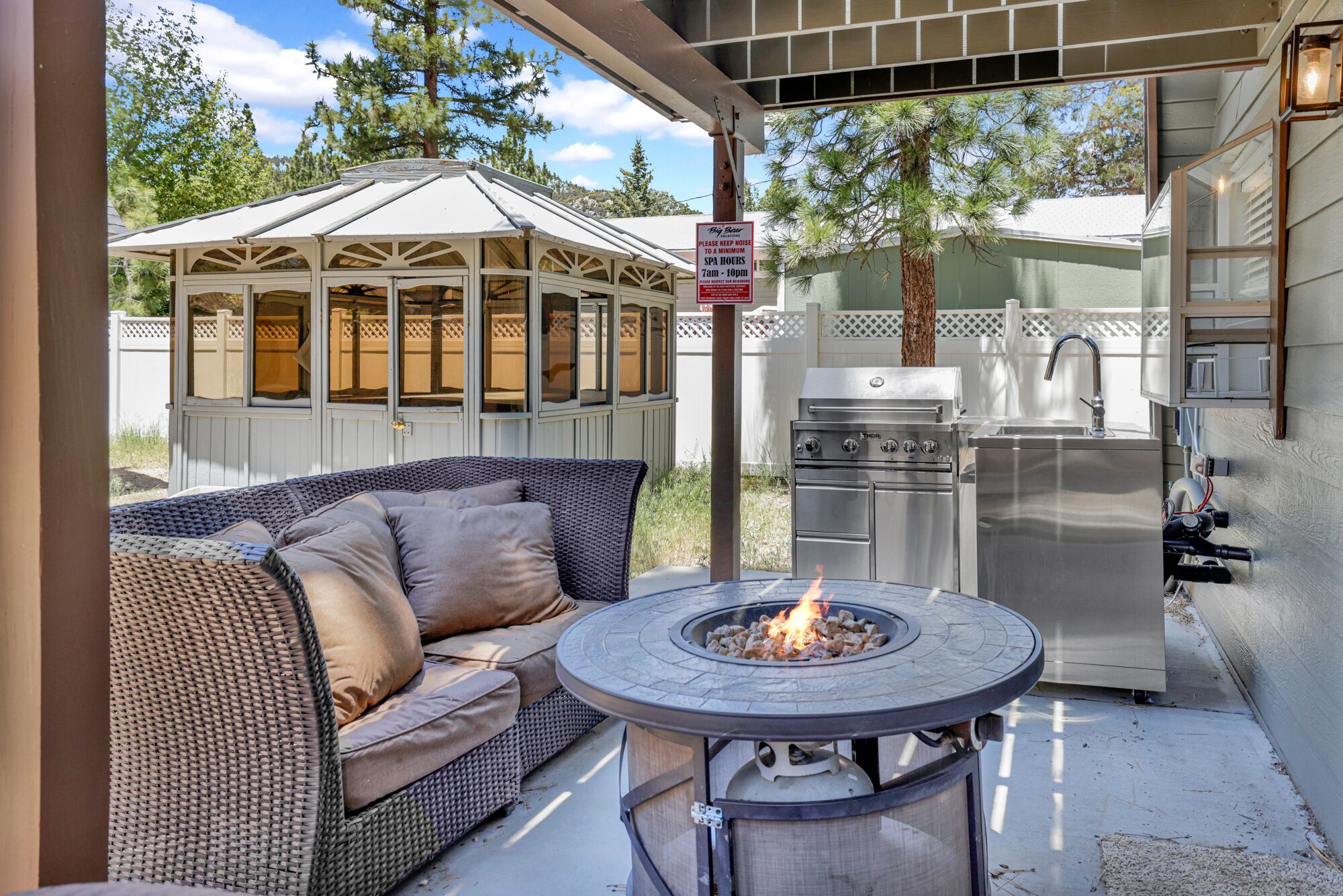 The Pyramid- Relaxing Chalet- Hot Tub-BBQ